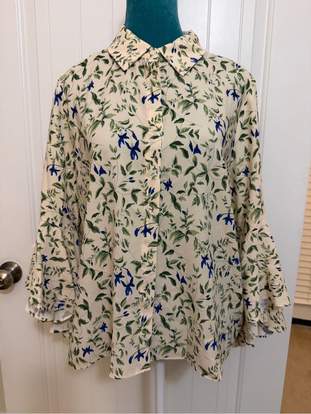 Tuckernuck Women's Norah Bell Sleeve Blouse Ivory & Blue Floral Top Size Large